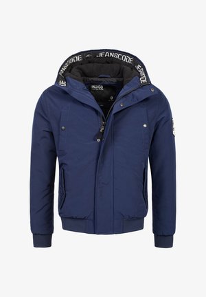 Sinine isolatsiooniga jakk, millel on lukuga sulgemine, küljetaskud, ribidega mansetid ja vooderdatud kapuuts, millel on logo muster.