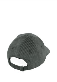 Szara czapka sztruksowa z zakrzywionym daszkiem, prążkowaną fakturą i regulowanym paskiem z metalową sprzączką z tyłu.