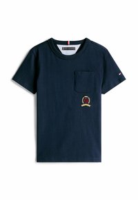 Camiseta de algodón en navy con cuello redondo, mangas cortas, bolsillo en el pecho y logo bordado con detalle de corona y laurel.