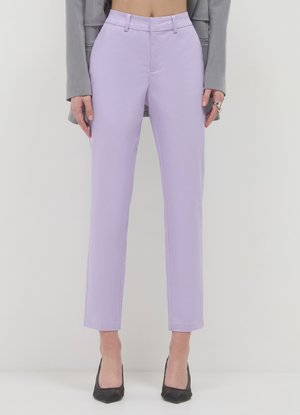 Pantaloni su misura color lilla con design a gamba dritta, dotati di zip frontale e passanti per cintura, abbinati a tacchi neri appuntiti.