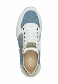 Sneaker bianca con accenti blu denim, hardware dorato e dettagli con zip. Parte superiore testurizzata con decori dorati sulla linguetta.