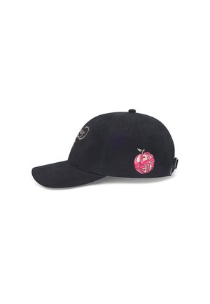 Casquette noire avec une visière courbée, ornée de motifs brodés en rose et beige, incluant une pomme stylisée et du texte. Fabriquée en tissu doux.