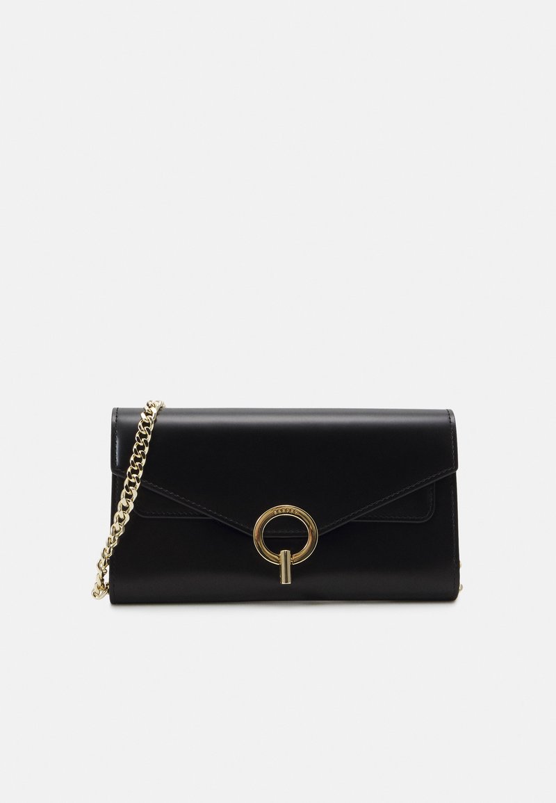 Borsa a pochette in pelle nera con tracolla in catena metallica dorata, dotata di patta frontale, dettaglio circolare in metallo e design elegante e minimalista.