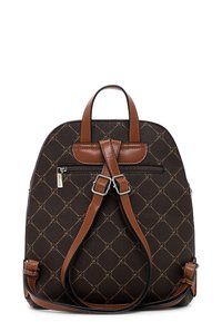 Brązowy plecak w wzory z teksturowanej skóry, brązowymi akcentami, górnym uchwytem i regulowanymi paskami. Posiada zasuwaną kieszonkę z przodu.