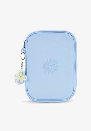 Pochette rectangulaire bleu clair avec fermeture éclair, bords arrondis, logo Kipling embossé au centre, et petit porte-clés singe en peluche attaché à la fermeture éclair.