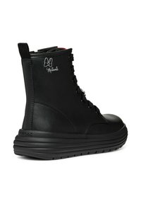 Czarny skórzany botek za kostkę z okrągłym noskiem, teksturowaną powierzchnią i czarną podeszwą; posiada sznurowadła i mały detal z logo z boku.