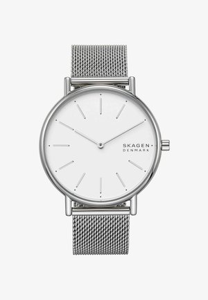 Reloj de pulsera Skagen Denmark plateado con esfera blanca minimalista, marcadores de hora delgados y correa de malla plateada que muestra la hora 10:10:09.