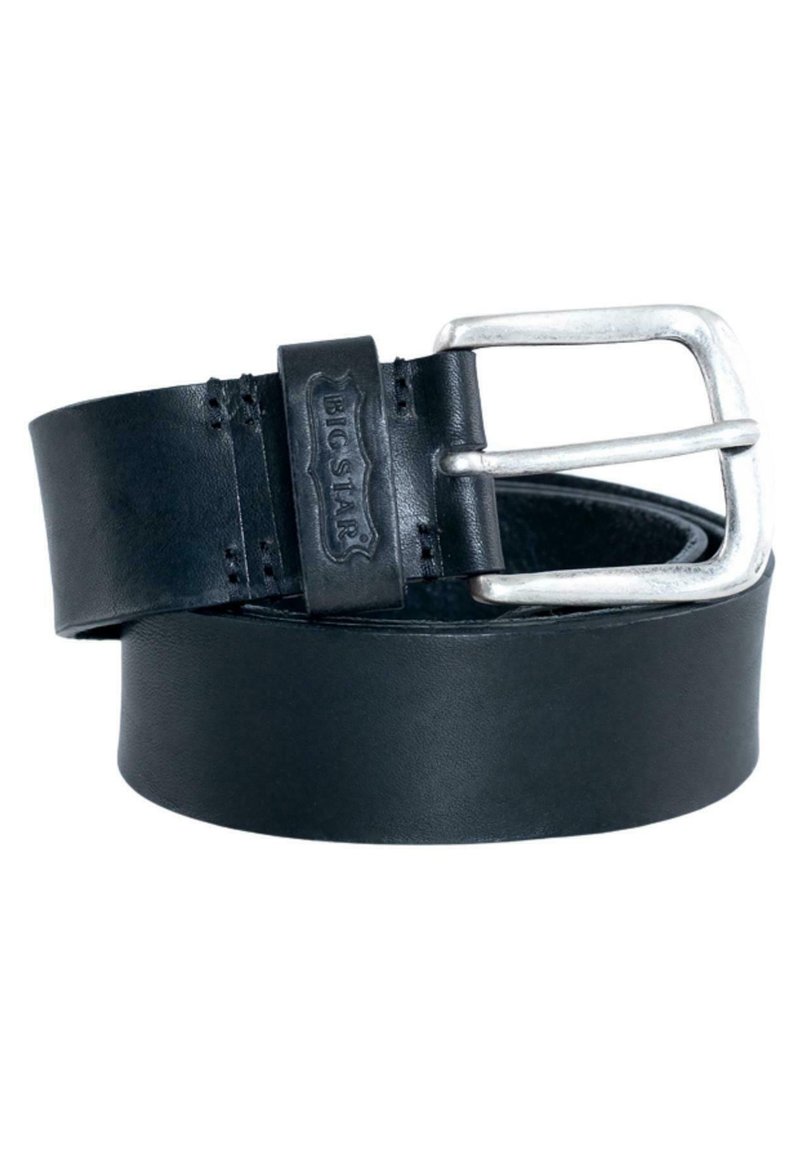 Cinturón de cuero negro con una hebilla de metal plateado. Presenta una correa texturizada y un logotipo en relieve en el cuero cerca de la hebilla.
