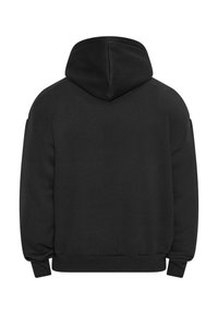 Svart hettegenser med snor i hetten, myk tekstur, senkede skuldre og ribbede mansjetter, med en ensfarget bakside uten synlige logoer eller mønstre.