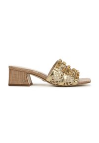 Sandal con tacco color oro con una trama intrecciata e dettagli trasparenti. Presenta una fascia larga con decorazioni e un tacco a blocco.