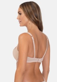 Beżowy stanik o teksturowanej powierzchni, z regulowanymi ramiączkami i zapięciem na haczyk z tyłu, prezentujący gładki, bezszwowy design.