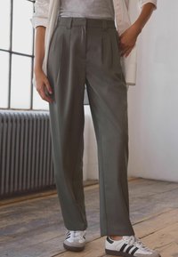 Next Tygbyxor - olive green
