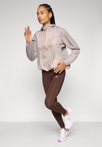 ASICS FUJITRAIL PACKABLE - Vjetrovka - rainstorm grey