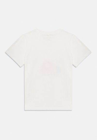 Biele bavlnené tričko s krátkymi rukávmi, okrúhlym výstrihom a jemným farebným potlačou na chrbte. Mäkká textúra, štandardný strih.