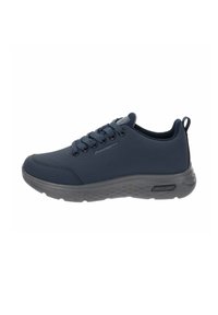 Sneakers atletici blu navale con tomaia testurizzata e traspirante e suola sintetica grigia. Presentano lacci abbinati e un tassello posteriori per il pull.
