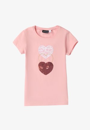 Camiseta de algodón rosa con mangas cortas que presenta tres diseños de corazones en capas en encaje blanco, acentos dorados y un gran corazón de lentejuelas marrón.