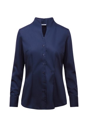 Marineblauwe blouse met lange mouwen, mandarijnkraag, gladde textuur, knoopsluiting aan de voorkant en een subtiel geborduurd logo aan de zijkant.