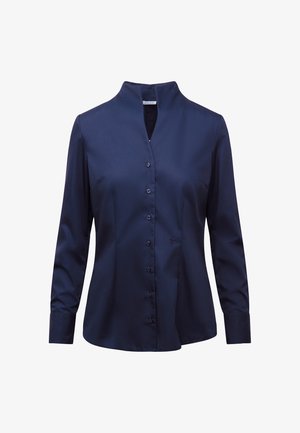 Marineblauwe blouse met lange mouwen, mandarijnkraag, gladde textuur, knoopsluiting aan de voorkant en een subtiel geborduurd logo aan de zijkant.