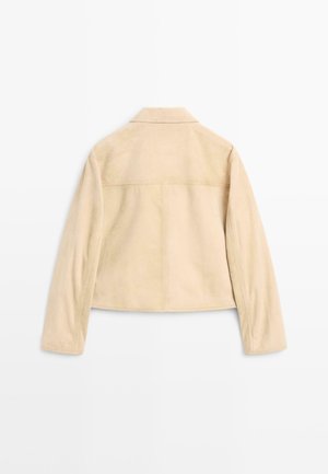 Giacca in suede beige con colletto e maniche lunghe. Presenta una texture liscia e un design semplice e dritto con cuciture posteriori.