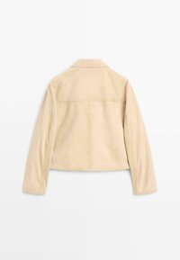 Giacca in suede beige con maniche lunghe, orlo dritto e colletto largo, vista da dietro su uno sfondo bianco.