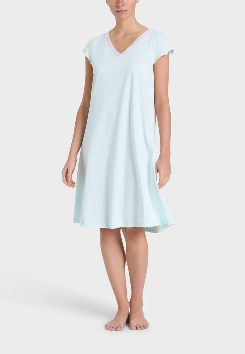 Nightdress corto azzurro chiaro a maniche corte con design a V. Tessuto morbido e fluente che arriva a metà coscia, con una texture semplice e liscia.