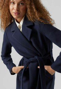 Vero Moda VMFORTUNEAYA LONG - Klasisks mētelis - navy blazer