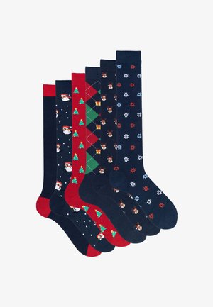 Set di sei calzini con diversi motivi: pupazzi di neve, alberi di Natale, fiocchi di neve e renne, nei colori blu navy, rosso e verde. Composizione in cotone.