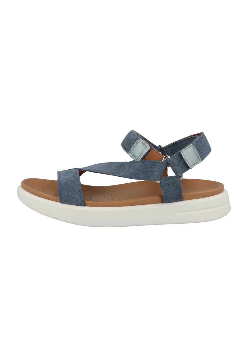 Blaue Wildledersandalen mit Kreuzriemen, verstellbarem Knöchelriemen und einer weißen, gepolsterten Sohle. Verfügt über eine strukturierte Innensohle mit Perforationen.