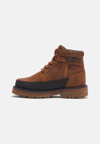 Bottine en cuir marron avec bordure noire, lacets sur le devant, fermeture éclair latérale, sangle en Velcro et semelle en caoutchouc crantée.
