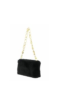 Bolso de mano de peluche negro con correa de cadena dorada. Forma rectangular, textura suave, con grandes adornos de herrajes enlazados.