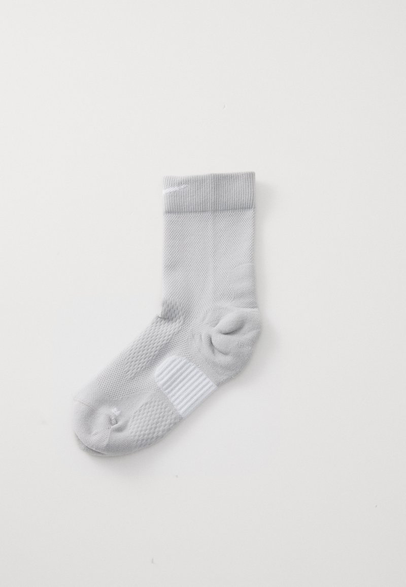 Graue Socke mit geripptem Bündchen, strukturiertem Fußbett und verstärkter Zehenpartie. Verfügt über ein diagonales Streifenmuster an der Seite. Weicher Stoff.