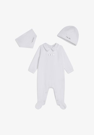Mono de bebé blanco con mangas largas, un collar y botones a presión en la parte inferior. Incluye un gorro y una bandana a juego, todos con el logo "FREDDY".