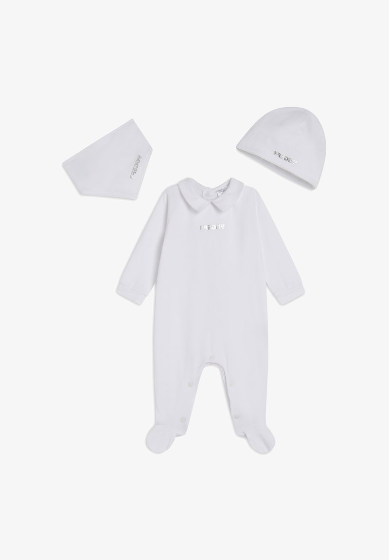 Tutina bianca per bambini con maniche lunghe, colletto e bottoni automatici sul fondo. Include un cappellino e un bandana coordinati, tutti con il logo "FREDDY".