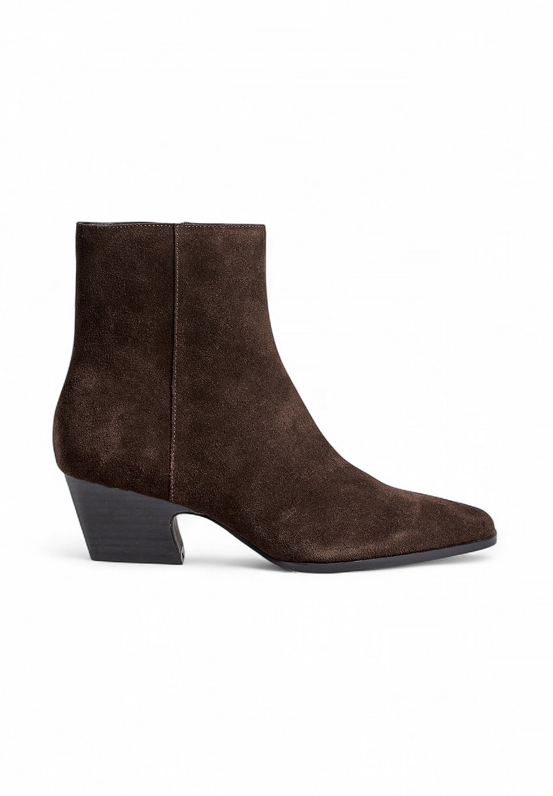 Ruske nubuk ankle boots dengan ujung runcing dan tumit rendah bertumpuk. Menampilkan tekstur halus dan garis bersih tanpa hiasan.