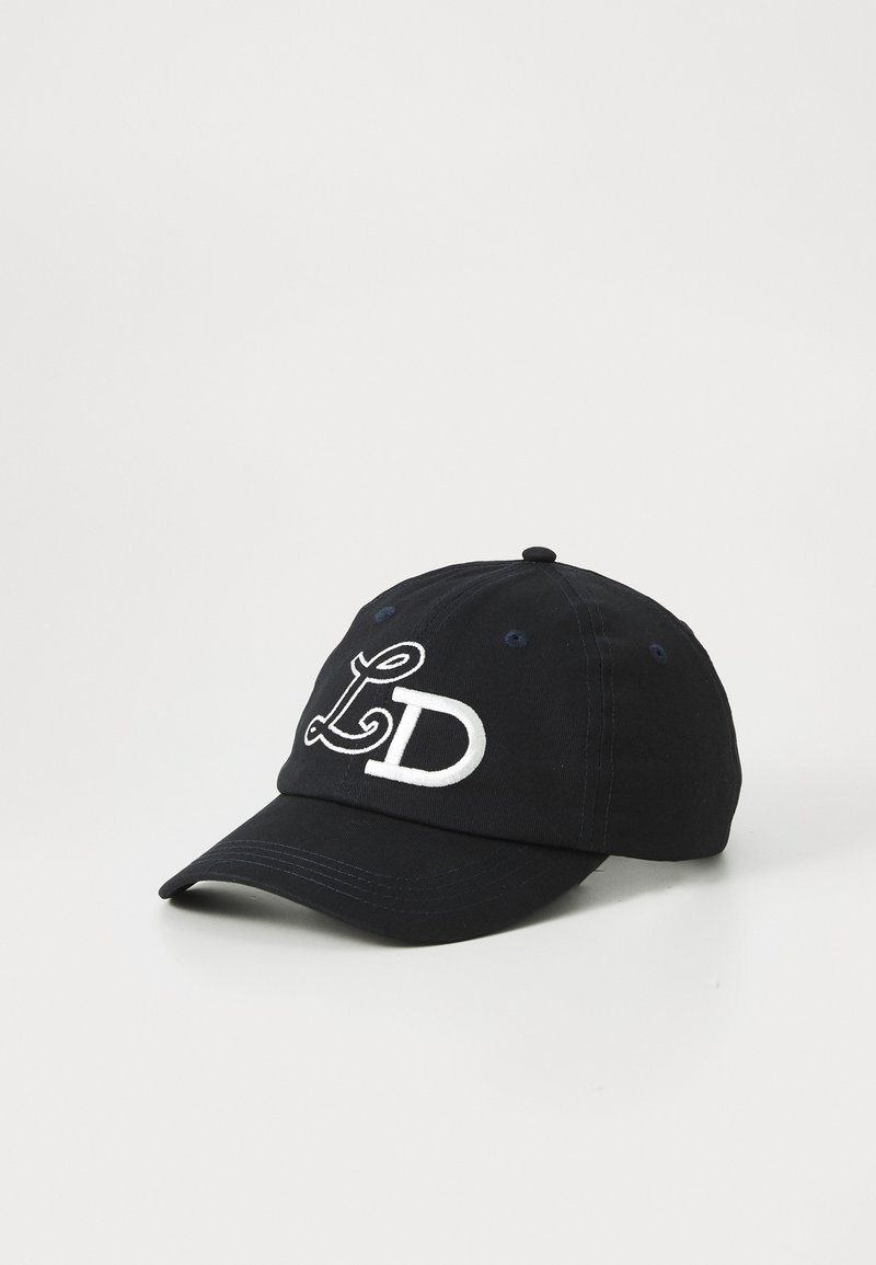 Marineblå bomullcaps med buet skjerm, utstyrt med hvit brodert "LD"-logo foran og seks ventilasjonshull på toppen.