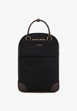 Sac à dos en nylon noir avec des accents en cuir marron, une poignée supérieure et une poche avant. Fermeture éclair dorée et logo de la marque sur le devant.