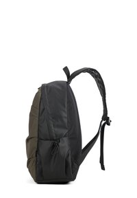 Sac à dos arborant une combinaison de couleurs noir et vert olive, fabriqué en tissu durable avec des bretelles rembourrées et une poche latérale zippée.
