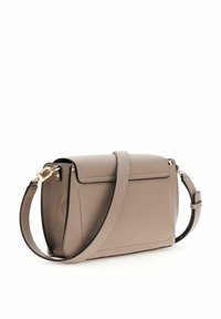 Beige Leder-Umhängetasche mit Klappenverschluss, verstellbarem Riemen und goldfarbenen Metallakzenten. Glatte Textur und rechteckige Form.