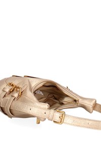 Borsa a tracolla in pelle texturizzata oro con accessori in tonalità oro, tracolla regolabile e scomparto con cerniera. Include fodera interna e tasche.