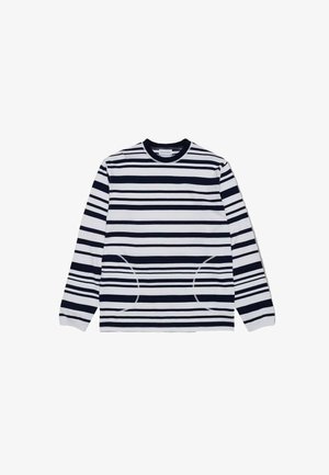 Camisa blanca de manga larga con rayas horizontales negras, escote redondo y bolsillo frontal tipo canguro con costuras curvas delineadas.