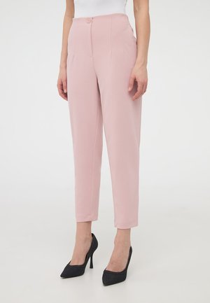 Pantaloni su misura rosa chiaro con vita alta, caratterizzati da un'unica chiusura a bottone e tasche frontali. Texture liscia, lunghezza cropped.