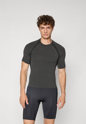 Haut de sport à manches courtes en gris foncé avec un logo texturé et des accents en maille contrastante, associé à un short ajusté noir.