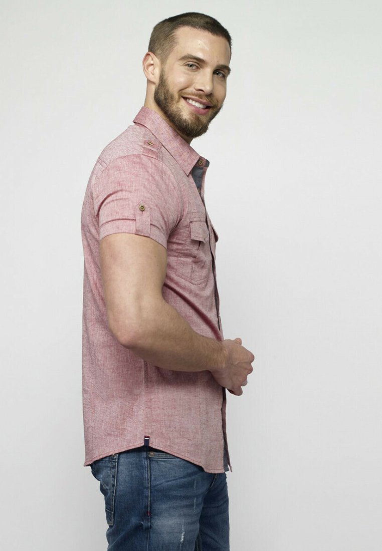pantalon gris con camisa roja