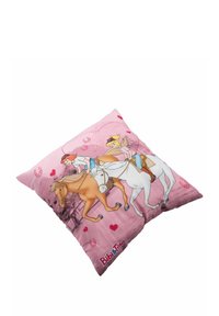 Cuscino quadrato con una copertura in tessuto rosa, decorato con illustrazioni di due ragazze che cavalcano dei cavalli, cuori e ferri di cavallo, marchiato "Bibi & Tina."