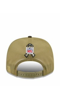 Khaki-Mesh-Baseballmütze mit NFL-Logo und Camouflage-Stickerei auf der Rückseite. Verstellbarer Kunststoffriemen mit mehreren Einschnitten.
