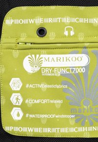 Zielona metka Marikoo z białym tekstem podkreślającym cechy odzieży wierzchniej Dry-Funct 7000: elastyczne materiały, luźny komfort, wodoodporny wiatrochron.