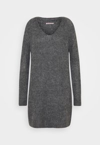 Šedý pletený svetr s výstřihem do V, dlouhými rukávy a volným střihem. Textura je ribrová, s mírně volným tkaním.