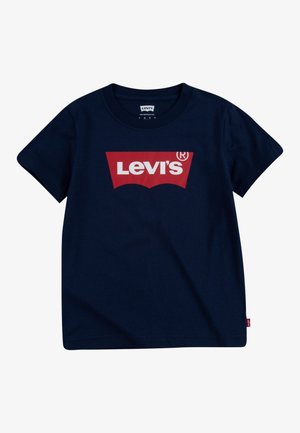 Marineblå kortærmet t-shirt med rødt og hvidt Levi's-logo foran og et lille rødt Levi's-mærke i sidesømmen.