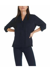 Navyblauwe blouse met een V-hals en 3/4 mouwen. Gemaakt van lichtgewicht materiaal, met een ontspannen pasvorm en zijsplitten voor meer comfort.