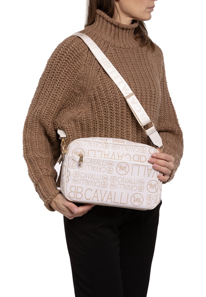 Borsa a spalla bianca con motivo a logo in rilievo, hardware dorato e tracolla crema. Texture liscia e forma rettangolare.
